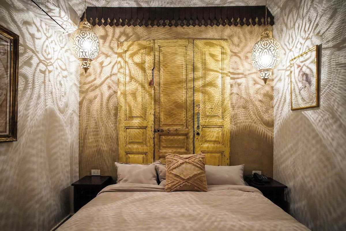 Escritorio y espacio para trabajar con laptop