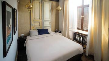 Design Double Room | Desk, laptop workspace, iron/ironing board, free WiFi