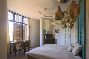 Desk, laptop workspace, iron/ironing board, free WiFi - Al Wadi Hotel (Luxor)