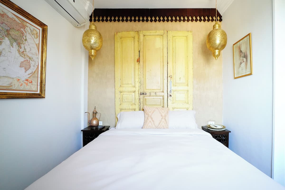 Design Double Room | Desk, laptop workspace, iron/ironing board, free WiFi