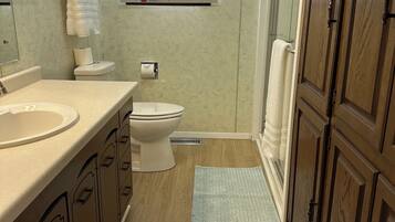 Ducha, secador de pelo, toallas, jabón