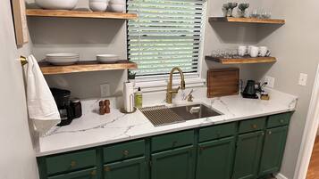 Coffee/tea maker, fridge, microwave, oven