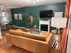 Smart TV, fireplace, books - Enjoy Asheville at Orchards Nest • Prime Location (Asheville)