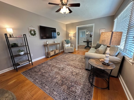 Smart TV. Charming 3-bedroom cottage ONE MILE to the Augusta National