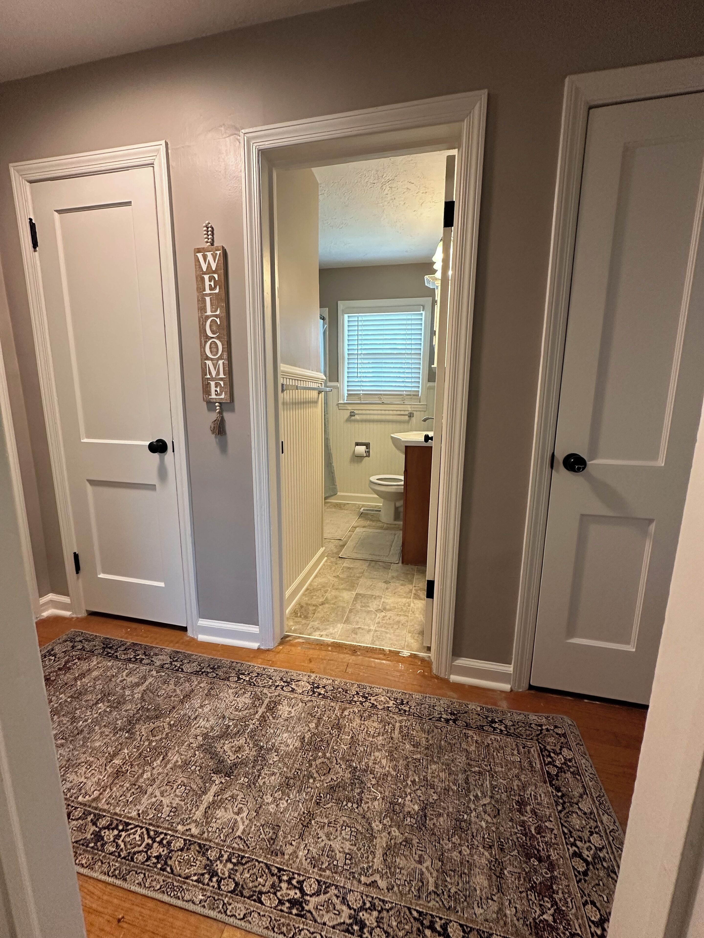 Sèche-cheveux, serviettes fournies, savon, papier toilette