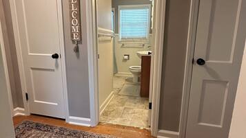 SĂšche-cheveux, serviettes fournies, savon, papier toilette