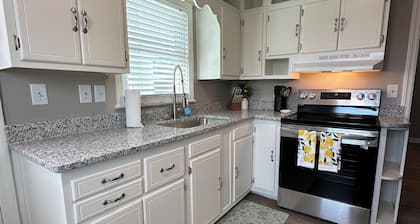 Charming 3-bedroom cottage ONE MILE to the Augusta National