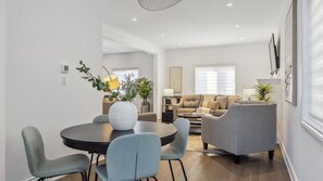 Dining - Luxurious and Beautiful Home in Barrie (Barrie)