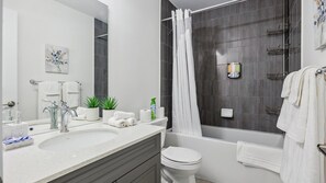 Hair dryer, towels, soap, toilet paper - Luxurious and Beautiful Home in Barrie (Barrie)