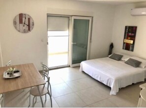 2 habitaciones, tabla de planchar con plancha y cuna de viaje 