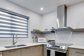 Réfrigérateur, four à micro-ondes, un four, surface de cuisson