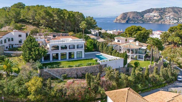 A large, multi-story house with a swimming pool, surrounded by lush greenery and overlooking a coastal area. - Casa Hurlavente | Luxury Villa on Punta de Mona | 4 En-suite Bedrooms | Heated Private Pool | Panoramic Sea Views | Roof Terrace (La Herradura)