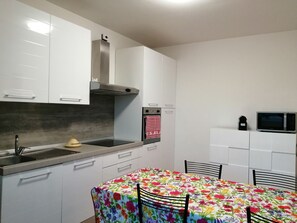 Jääkaappi, mikroaaltouuni, uuni, liesi