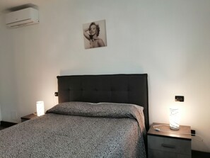 2 bedrooms, desk, WiFi, bed sheets
