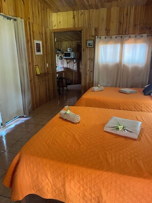 3 bedrooms, WiFi, bed sheets - "Ecos y Brisas del Poas" cozy cabins on the way to the volcano (Alajuela)
