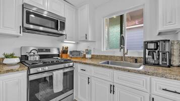 雪櫃、微波爐、焗爐、爐具