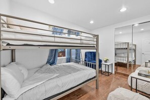 2 quartos, escrivaninha, ferros/tábuas de passar roupa, Wi-Fi