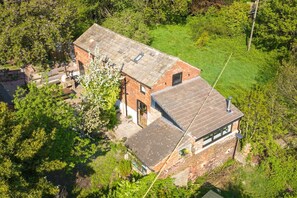 Exterior - Luxury Escape with Cinema, Pool Table & Darts (West Yorkshire)