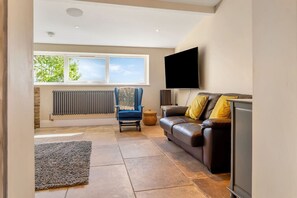 Fernseher, Kamin, Stereoanlage