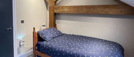3 Schlafzimmer, Schreibtisch, Bügeleisen/Bügelbrett, Reisekinderbett