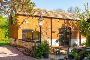 Outdoor dining - Luxury Escape with Cinema, Pool Table & Darts (West Yorkshire)