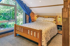 3 bedrooms, desk, iron/ironing board, travel crib - Luxury Escape with Cinema, Pool Table & Darts (West Yorkshire)