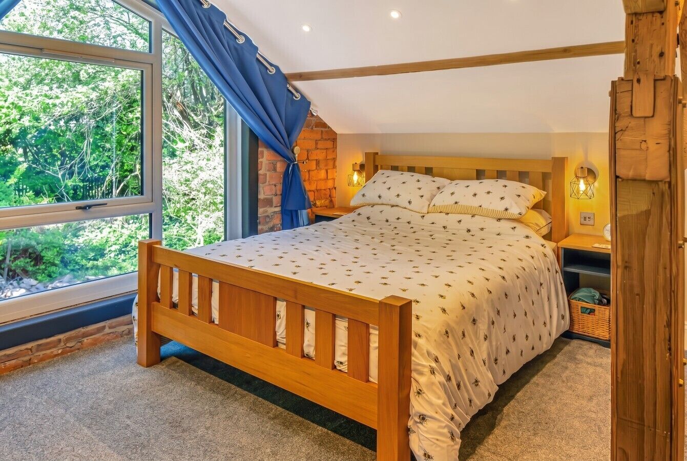 3 bedrooms, desk, iron/ironing board, travel cot