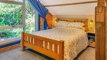 3 bedrooms, desk, iron/ironing board, travel cot