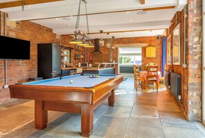 Game room - Luxury Escape with Cinema, Pool Table & Darts (West Yorkshire)