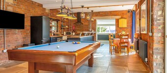 Luxury Escape with Cinema, Pool Table & Darts
