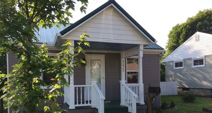 unique 2 Bedroom house with large backyard - The “ Warehouse”