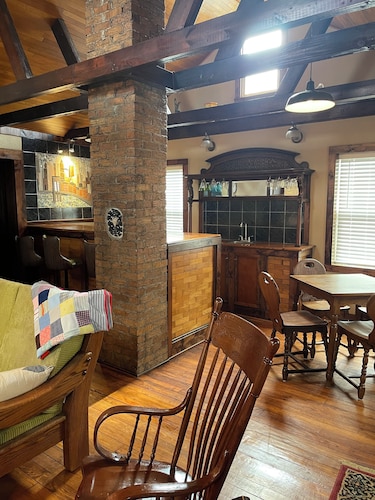 unique 2 Bedroom house with large backyard - The “ Warehouse”