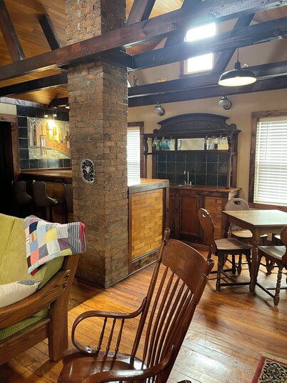 unique 2 Bedroom house with large backyard - The “ Warehouse”