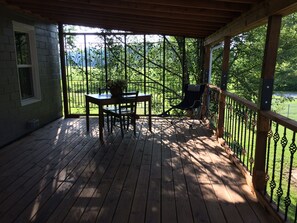 Outdoor dining - unique 2 Bedroom house with large backyard - The “ Warehouse” (New Philadelphia)