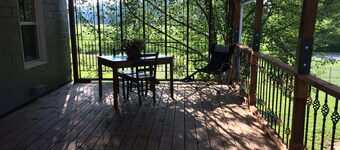 unique 2 Bedroom house with large backyard - The “ Warehouse”