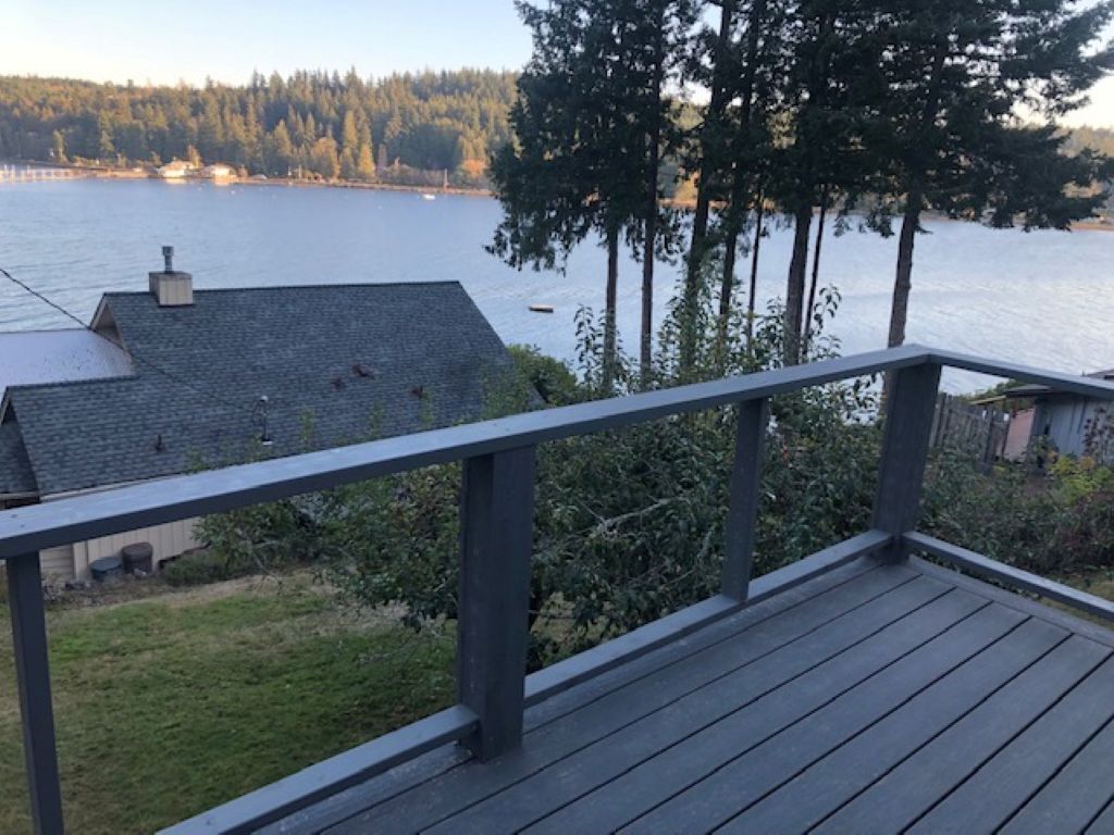 New deck, comes with BBQ, outdoor chairs and a fabulous view!