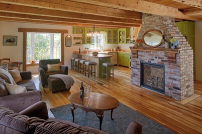 Spacious 5-bedroom house with AC, WiFi in charming Bemus Point