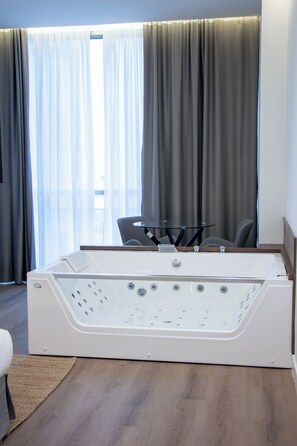 Deluxe Room, 1 King Bed, Non Smoking, Jetted Tub | Premium bedding, down duvets, memory-foam beds, in-room safe - Central Promenade Naples (Naples)