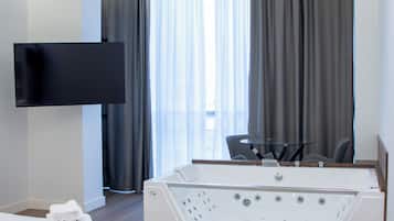 Deluxe Room, 1 King Bed, Non Smoking, Jetted Tub | Premium bedding, down comforters, memory foam beds, in-room safe