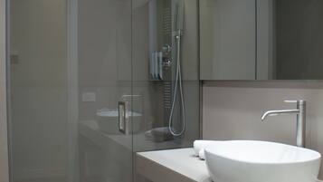 Kamar Superior, 1 Tempat Tidur King, kamar mandi pribadi, pemandangan kota | Seprai premium, selimut bulu angsa, busa memori, dan brankas