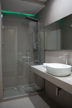 Habitación superior, 1 cama King size, baño privado, vista a la ciudad | Ropa de cama de alta calidad, edredón y camas con efecto memoria 