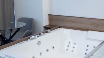 Quarto luxo, 1 cama King, para não fumantes, banheira de hidromassagem | Roupas de cama premium, edredons de pluma