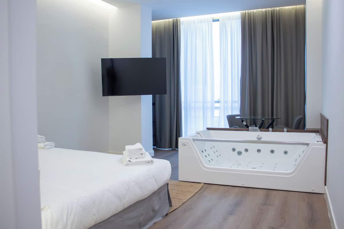 Deluxe Room, 1 King Bed, Non Smoking, Jetted Tub | View from room