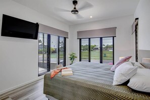 Tabla de planchar con plancha, wifi, ropa de cama