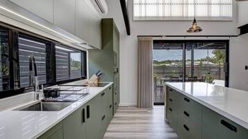 Refrigerador, microondas, horno, placa de cocina