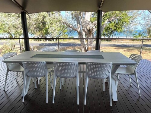 Sully's Beach House - Beach and Ocean Views