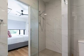Hair dryer, towels - Harper - the perfect holiday home (Mission Beach)