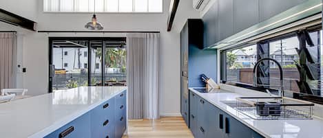 Una cucina moderna con isola centrale, una finestra vista e forno integrato.