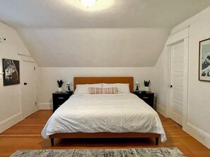 4 dormitorios, escritorio, tabla de planchar con plancha y cuna de viaje