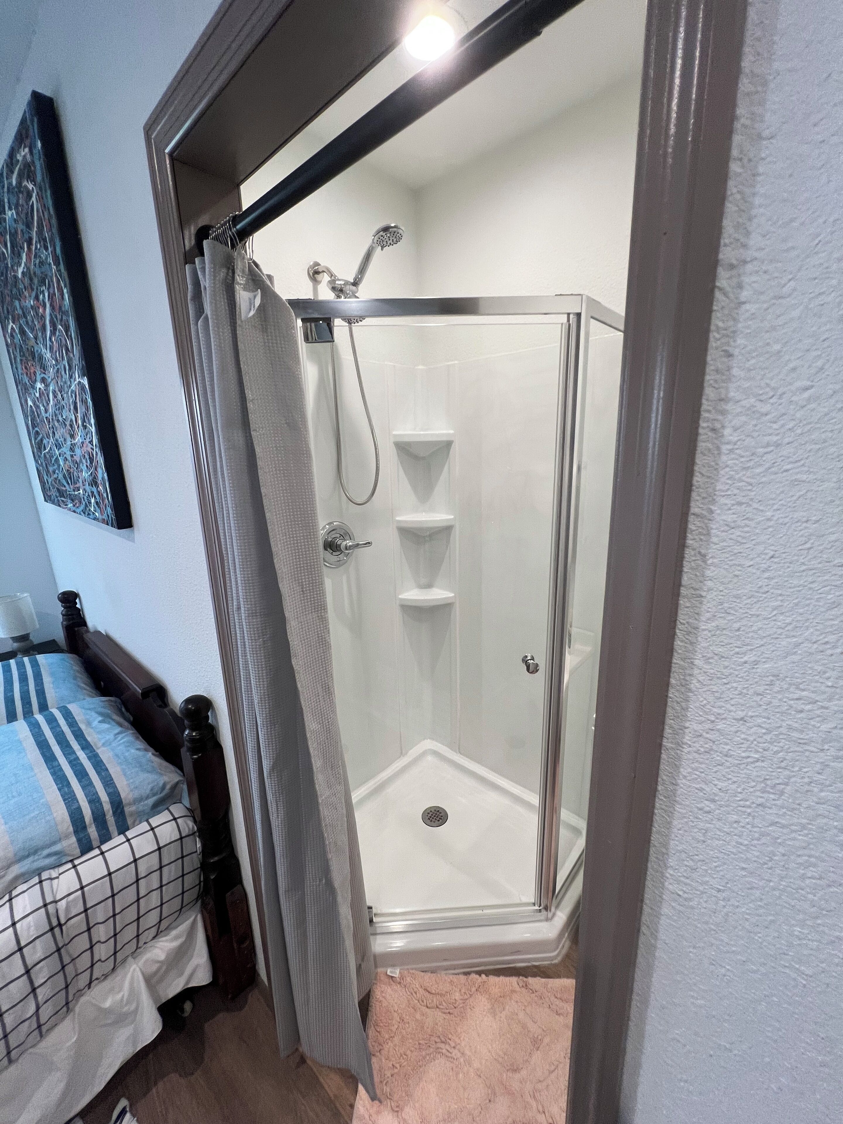 Een haardroger, handdoeken, zeep, toiletpapier